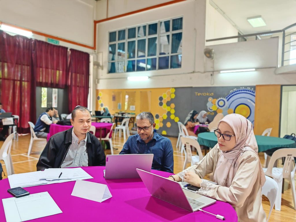 May be an image of 3 people, people studying, dais and text that says 'II Teroka'