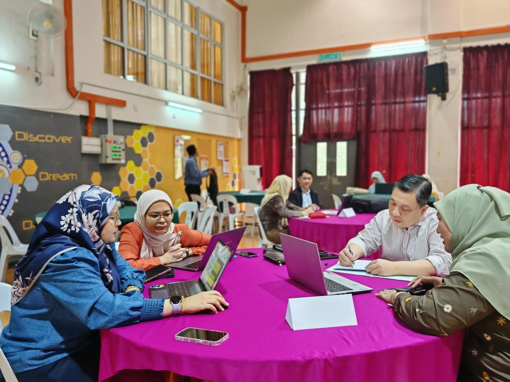 May be an image of 5 people, people studying and text that says 'Discover .O E Dreom Ⅱ'