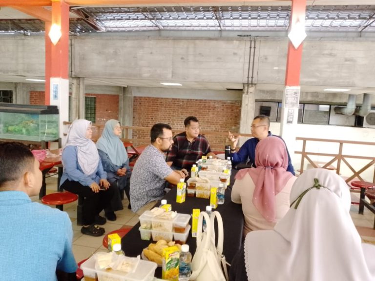 Sesi Lawatan Tapak dan Perbincangan Penyelarasan Kerja-Kerja Penyelenggaraan dan Pengubahsuaian Kafeteria di Fakulti Sains dan Teknologi (FST) UKM