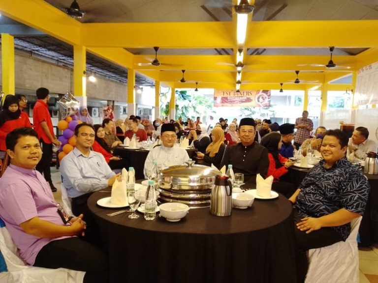 Majlis Perasmian Kafeteria FST Diners di Fakulti Sains & Teknologi (FST) Universiti Kebangsaan Malaysia (UKM) yang Dirasmikan oleh Dekan FST UKM