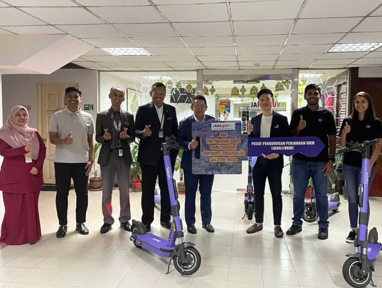 Majlis Penyerahan Surat Setuju Terima (SST) Projek Pelawaan untuk Cadangan (RFP) Perkhidmatan dan Pengoperasian Alat Mobiliti Persendirian di UKM kepada syarikat Beam Mobility Sdn. Bhd. (BEAM)