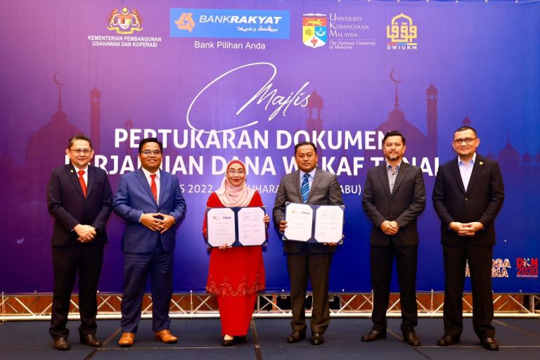 Majlis Pertukaran Dokumen Kerjasama Wakaf Tunai UKM-Bank Rakyat di Kuala Lumpur