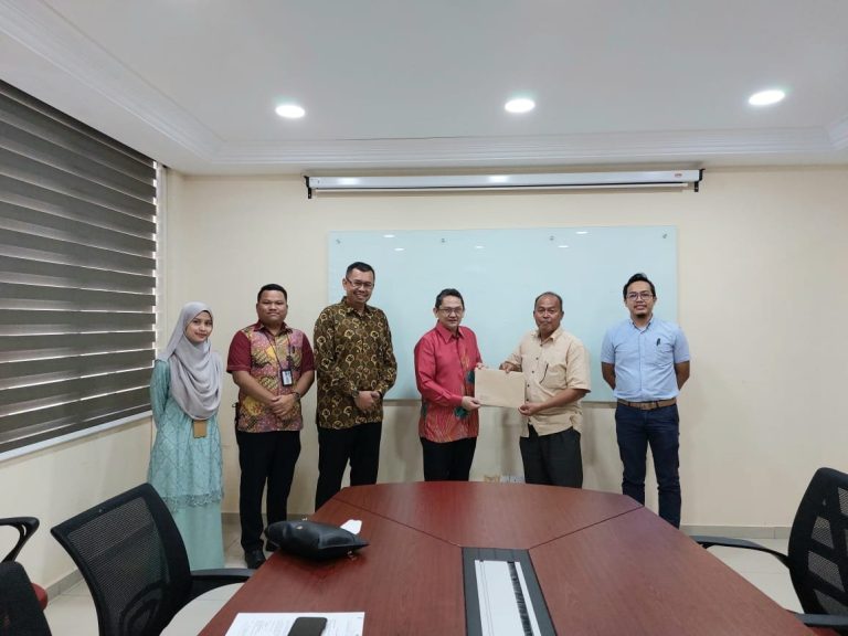 Sesi Penyerahan Surat Tawaran Pengurusan Ladang Kelapa Sawit UKM