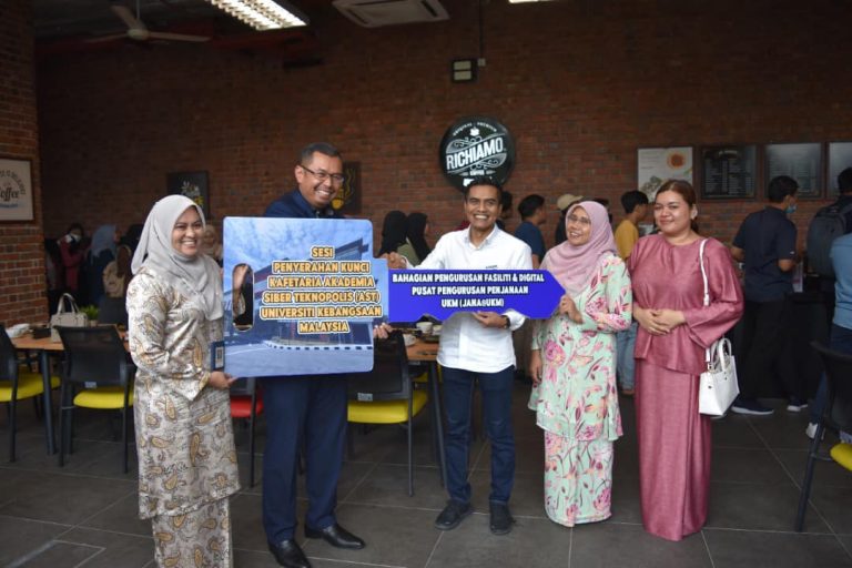 Majlis Penyerahan Replika Kunci Kafeteria Richiamo Coffee UKM di AST