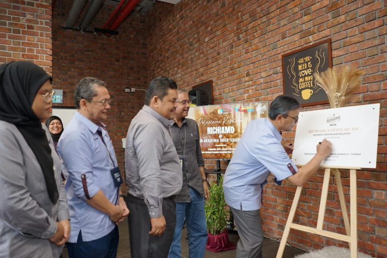 Perasmian RICHIAMO Coffee Cawangan ke-126 di AST UKM oleh Naib Canselor