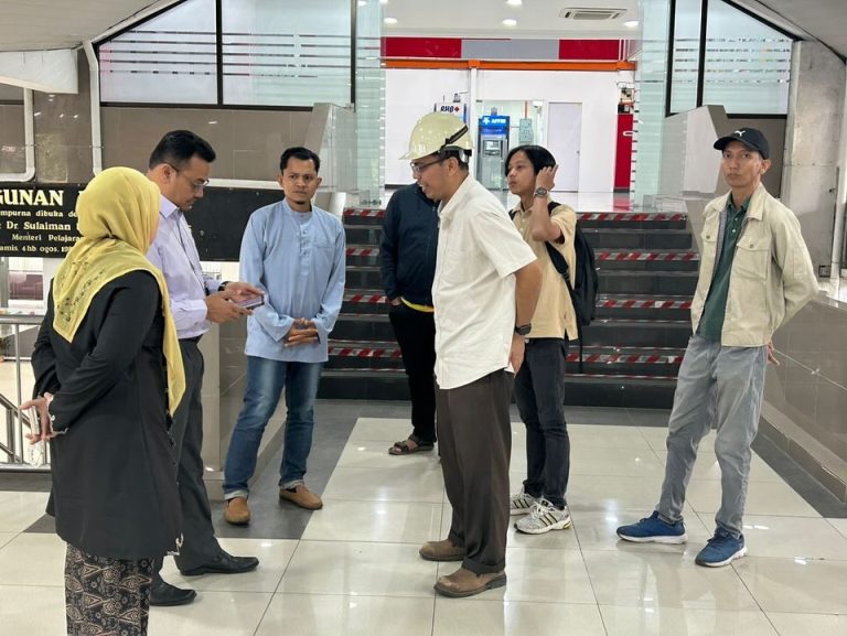 Perbincangan dan Lawatan Tapak bagi Perancangan Pembinaan Bumbung Bangunan Pusanika UKM