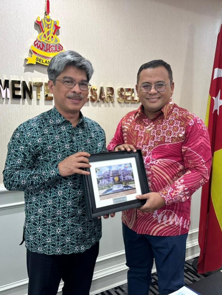 Mesyuarat bersama YAB Menteri Besar Selangor Dato’ Seri Amirudin Shari di Pejabat Dato’ Menteri Besar Selangor