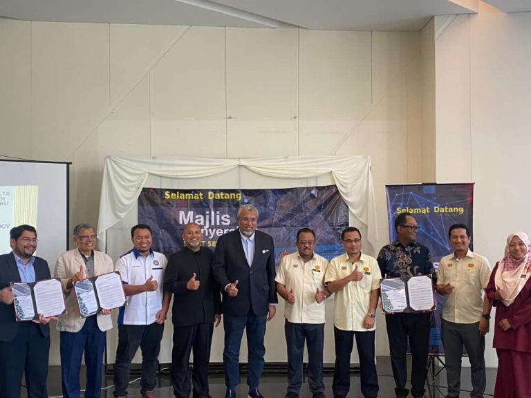 Majlis Penyerahan Surat Setuju Terima (SST) bagi Projek Pemasangan Sistem Fotovolta Suria di Bangunan Hospital Canselor Tuanku Muhriz (HCTM) UKM