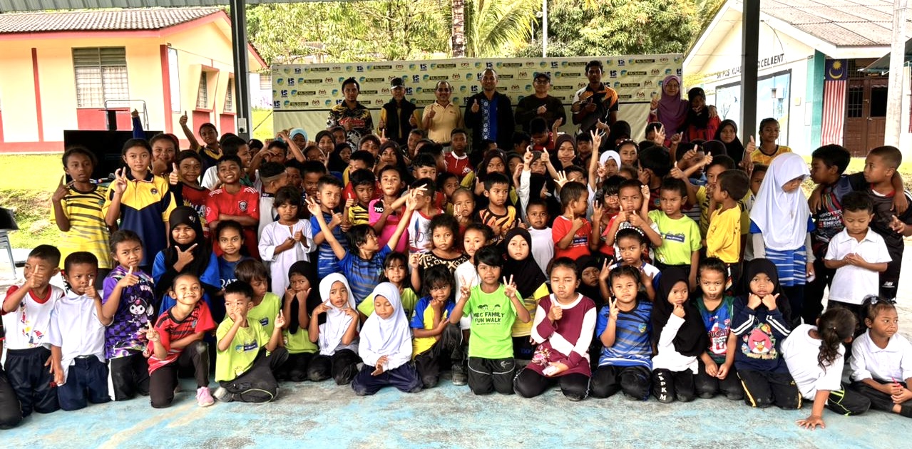  Prof. Ahmad Kamal interacting with school students in rural areas during a STEM program