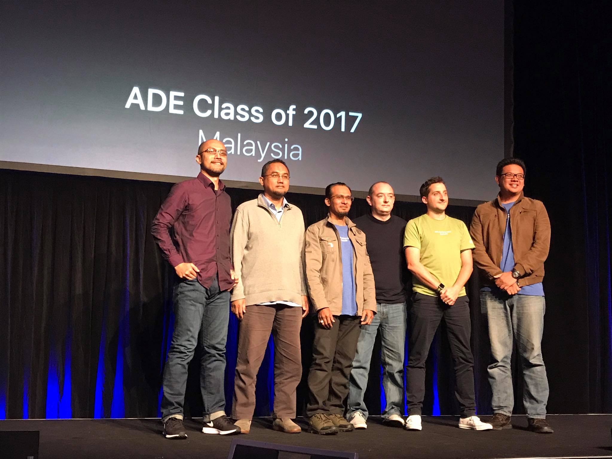  Prof. Ahmad Kamal receiving the Apple Distinguished Educator Award in Melbourne