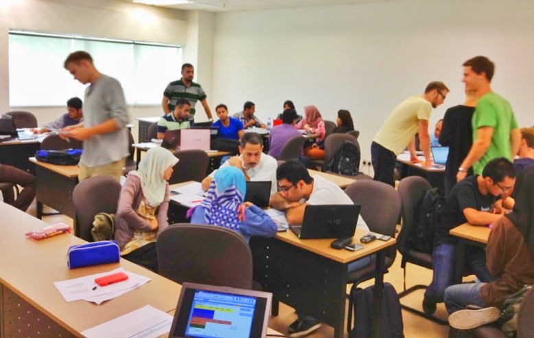 Prof. Ahmad Kamal sedang mengajar di hadapan pelajar menggunakan iPad