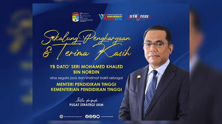 A wreath of appreciation to YB Dato’ Seri Mohamed Khaled Nordin (Minister of Higher Education)