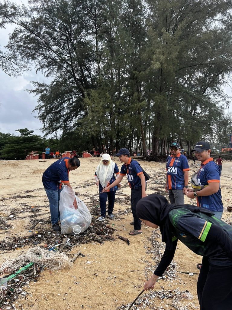 KUDAH Programme by UKM Strategy Centre at Bukit Keluang Beach