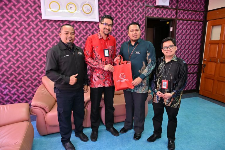 Sesi Kunjungan Hormat KESUKMA ke Pejabat Ketua Pustakawan UKM