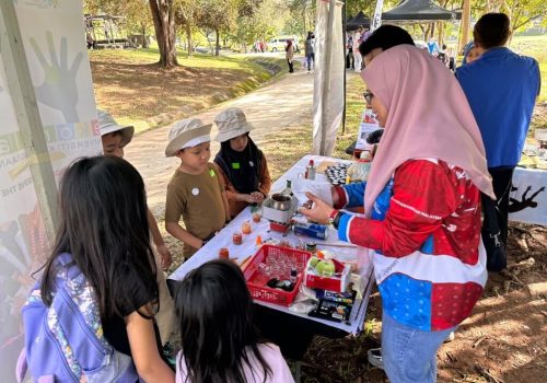Inovasi Sisa ke Sumber ‘Lilin Aroma daripada Minyak Terpakai’ di Program Warga Saintis @Wetland Putrajaya