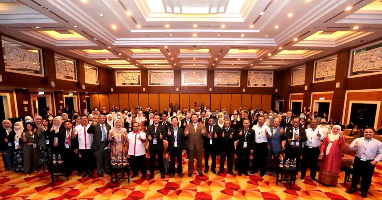 A group of people posing for a photo
Description automatically generated with medium confidence