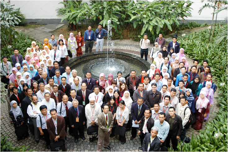 A large group of people posing for a photo
Description automatically generated with medium confidence