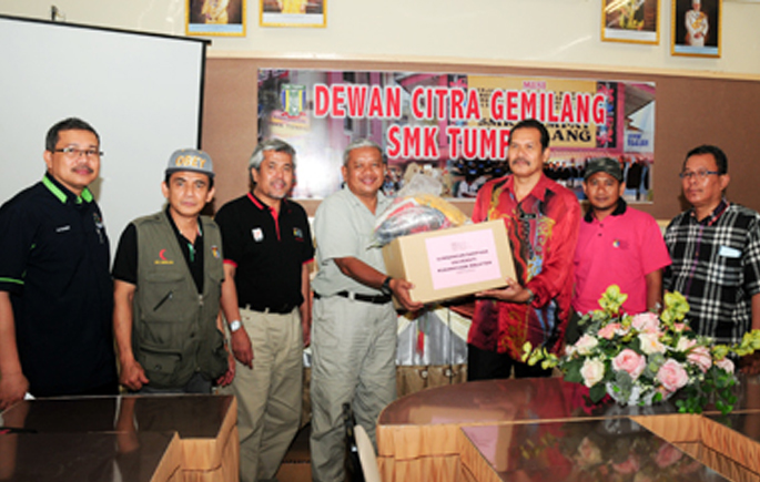 Flood Relief Aid To Two Schools That Donated To UKM’s Formation1