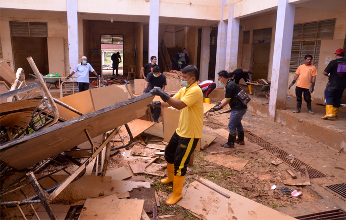 UKM Flood Relief Mission Assisted Four Villages And School In Gua Musang