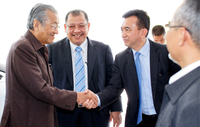 Tun Mahathir Test Drove Malaysia’s First Hydrogen Fuel Cell Vehicle