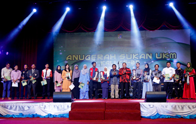 Two UKM National Cyclists Win Top Prizes At 25th UKM Sports Awards 2015.jpg1
