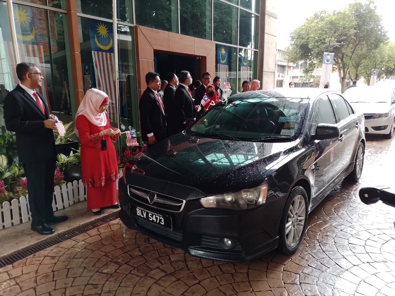 Sesi Pemasangan & Serahan Jalur Gemilang Kenderaan warga UKM | Jabatan