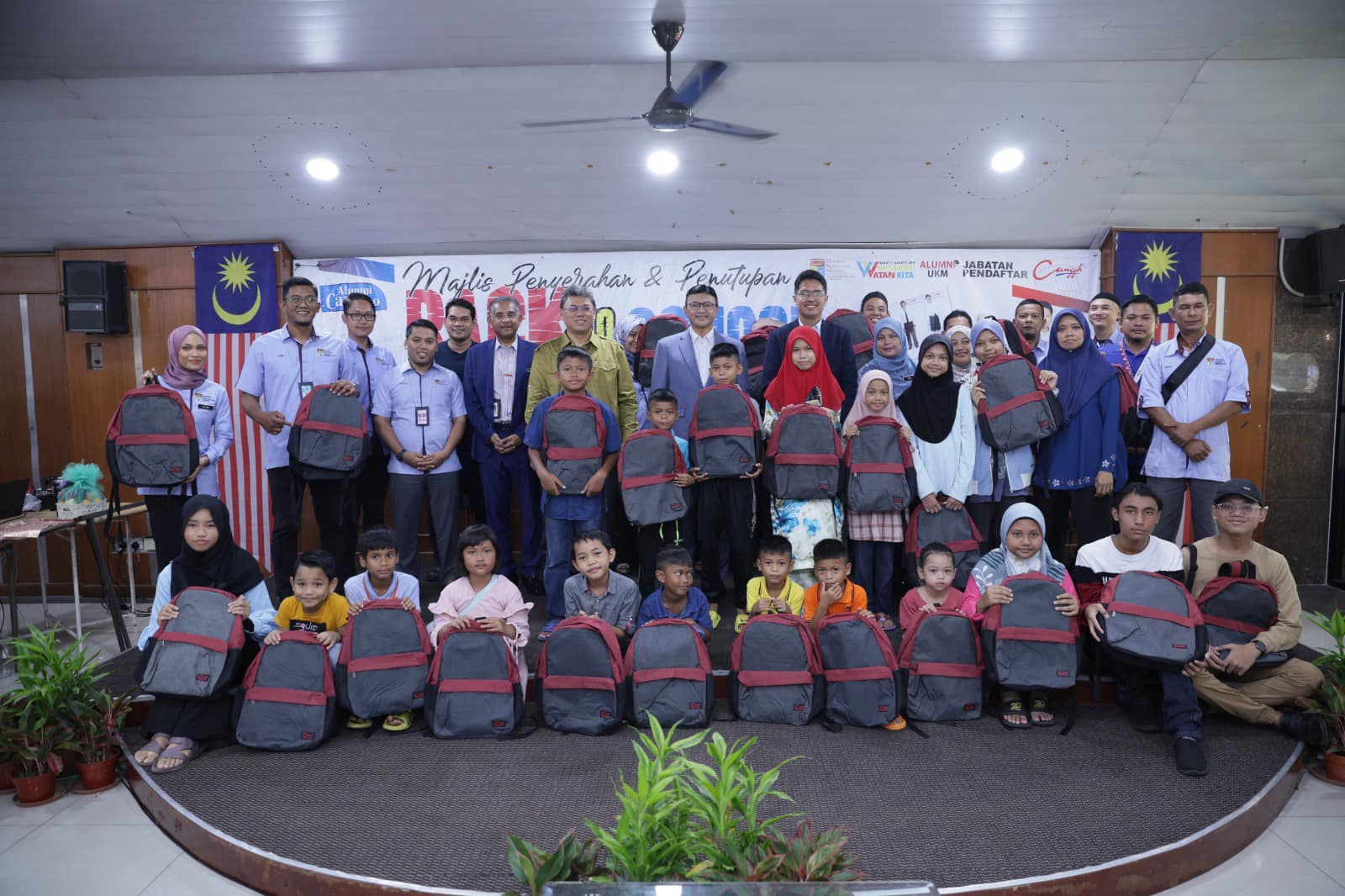 Read more about the article Majlis Penyerahan Sumbangan dan Penutup Program “Back to School”
