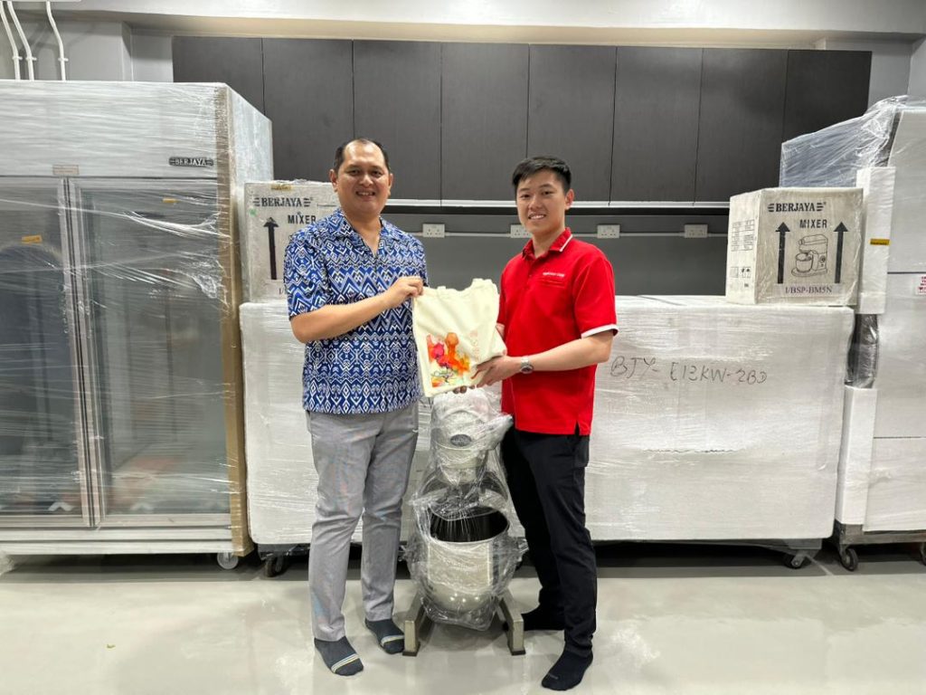 PENYERAHAN SUMBANGAN BERBENTUK BARANGAN OLEH PIHAK BERJAYA CKE ENTERPRISE SDN. BHD.