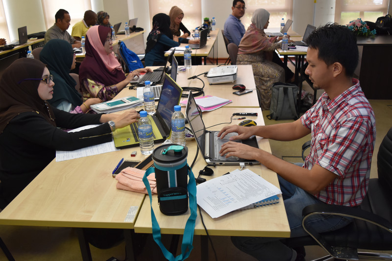 The UKM Graduate Centre Workshop Series 27/2017: Managing Thesis ...
