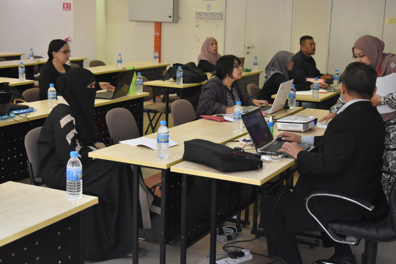 The UKM Graduate Centre Workshop Series 43/2017: Workshop on Writing a ...