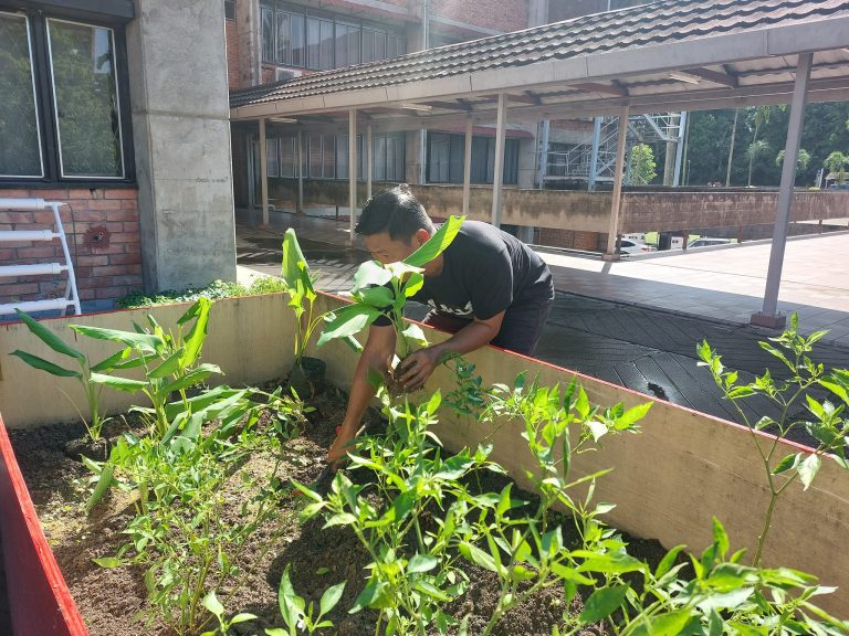 Program Gotong Royong Taman Ilmu Canselori UKM