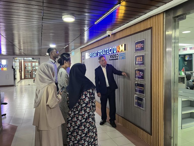 Sesi Temubual Tokoh Pemimpin Oleh Pelajar Program Asasi Pintar UKM bersama Pro-Naib Canselor (Strategi & Kewatanan)